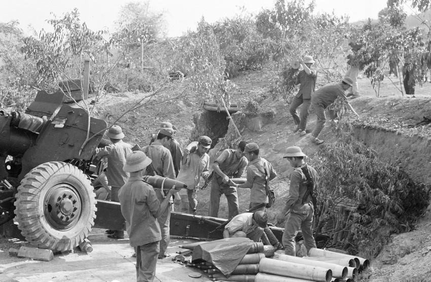 Militants in Van Quan district, Lang Son province fight against the enemy and carry logistics works to facilitate artillery soldiers, February 27, 1979 (Photo: VNA)