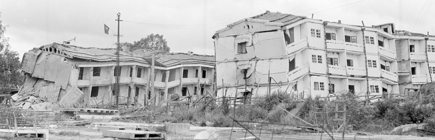 Prefabricated houses of workers in Lao Cai town, Hoang Lien Son province (now Lao Cai province) are damaged by enemy explosives (Photo: VNA)