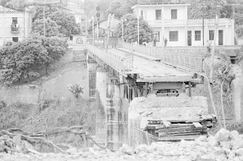 Ho Kieu bridge in Lao Cai town, Hoang Lien Son province (now Lao Cai province) is destroyed by the enemy, late March, 1979 (Photo: VNA)
