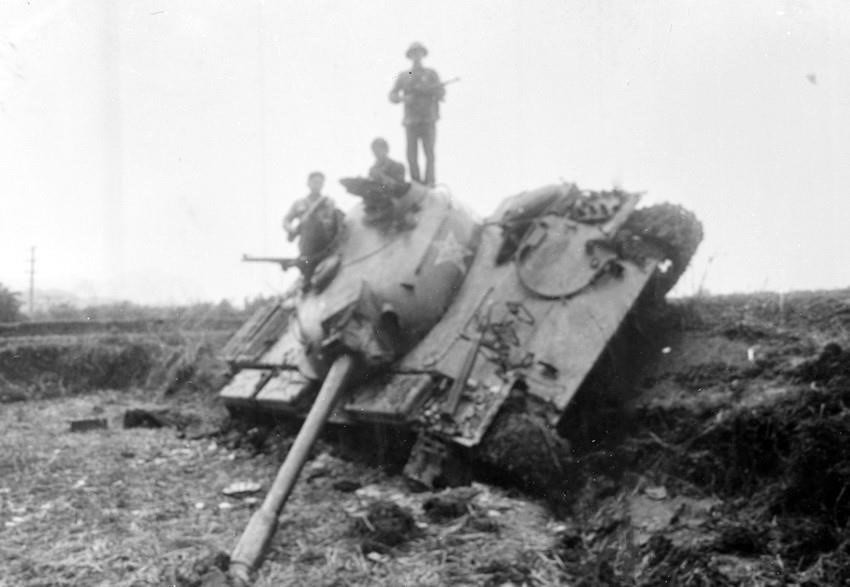 A tank of the enemy is destroyed by Vietnamese troops in Say village, Hoa An district, Cao Bang province (Photo: VNA)