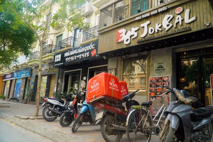 Some Korean restaurants go for home delivery service as many diners now choose to stay at home for fears of COVID-19 (Photo: Minh Hieu/Vietnam+)