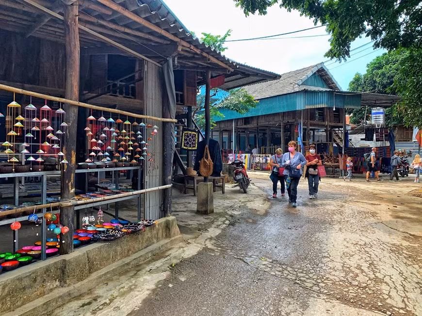 European tourists choose Mai Chau as a stop during their journey in Vietnam as they consider this destination a safe and beautiful getaway in the Northwestern region of Vietnam. Coming to Lac village, in Mai Chau, the northern mountainous province of Hoa Binh, tourists can enjoy bamboo cooked rice and experience daily life of ethnic people living in the village. Ethnic people here are very gentle and friendly. In the afternoon, the village is especially beautiful with the rays of the sun shining in the valley. Lac villagers will grill meat, cook a pot of bitter bamboo shoot and sticky rice for tourists. They can enjoy traditional dishes and listening to the gong singing. (Photo: Xuan Mai/Vietnam+)