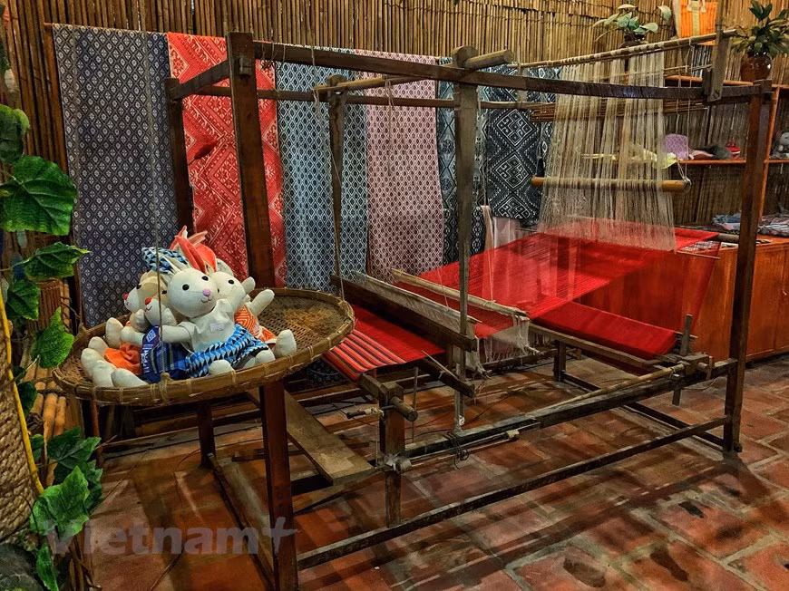 Colourful brocade products of all sizes on display in Lac village, Mai Chau district, the northern mountainous province of Hoa Binh. Thai ethnic people in the Northwestern region are renowned for their traditional craft of brocade weaving that has been preserved for many generations. Thai women make traditional brocade products on their special loom. The weaving looms are made from wood and generally big. Thai women often wear Pieu scarf, one of their traditional brocade products. Brocade production helps maintain Thai ethnic minority people’s typical cultural characteristic. For many Thai women, the most difficult stage in weaving brocade products is preparing threads. Thai ethnic minority people have maintained their traditional brocade weaving for many years. (Photo: Xuan Mai/Vietnam+)