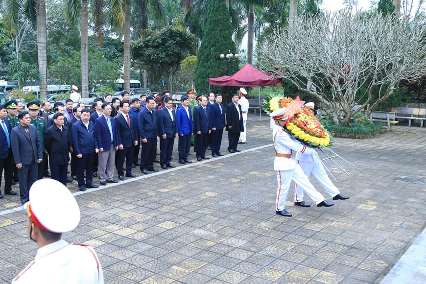 Leaders of Ha Giang province and Vi Xuyen district offer incenses at Vi Xuyen National Martyrs’ Cemetery, January 21, 2020 (Photo: VNA)