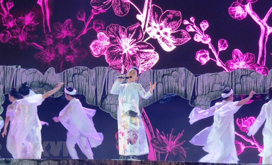 Arts programme opens Quang Binh cave festival (Photo: VNA)