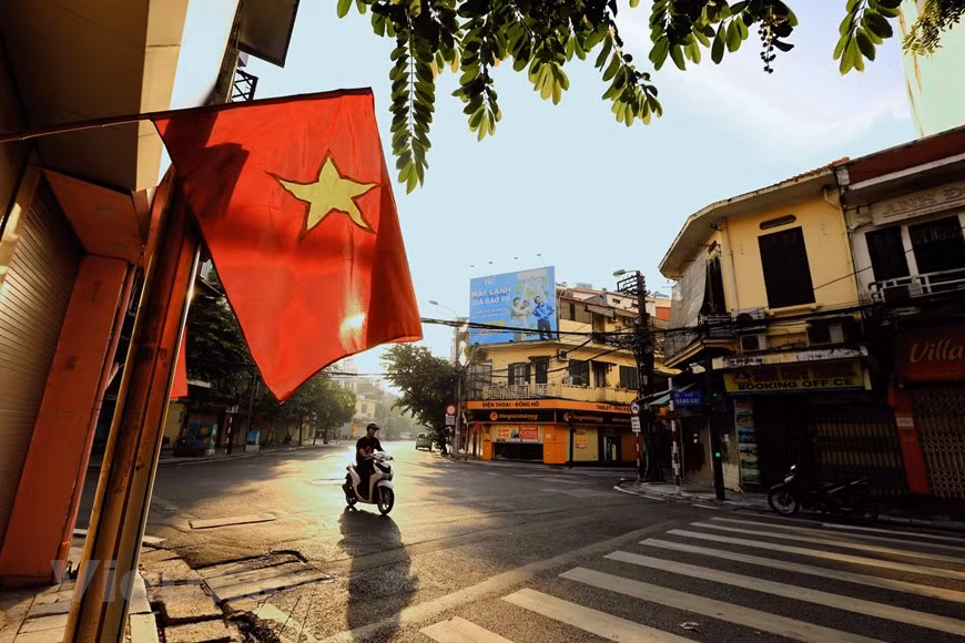 A corner of Hang Gai street at 7am. Autumn is not only the best month to travel but also a great time to take pictures of the scenery, life, streets and people in Hanoi. One of the top things to support for beautiful photos is nice weather. The sun is not too bright, so all of the days are almost good for photography. Autumn is the best time to travel to Hanoi. It is gentle but impressive, gentle but profound, making many people when going away to remember and the guests who visit Hanoi once look forward to coming back soon. Even the people who live in the heart of Hanoi tell themselves to enjoy these beautiful days in autumn. (Photo: Minh Son/ Vietnamplus)