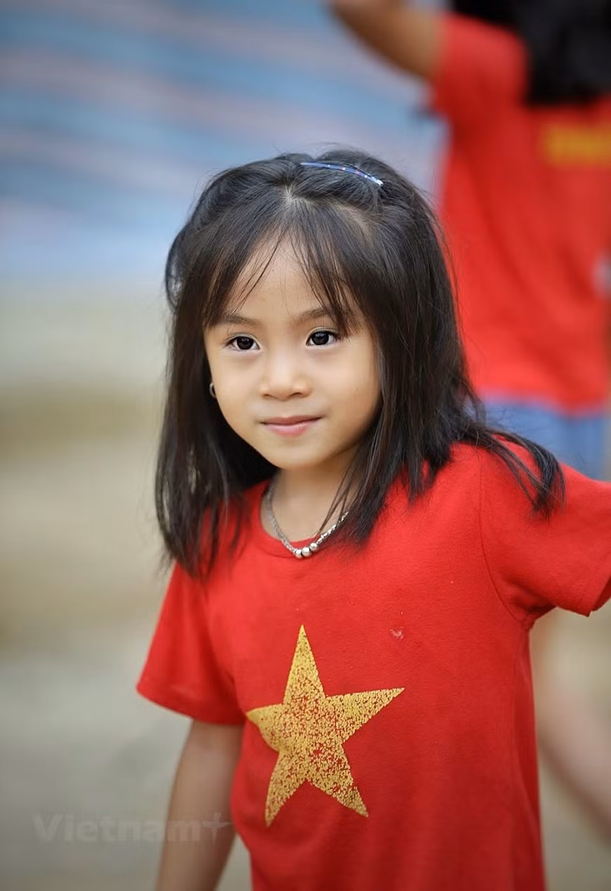 Children in the mountainous region love to wear red T-shirts with golden star. Northern Vietnam areas are attractive not only with mesmeric landscapes and the distinctive cultures of ethnic groups. Touring these areas, you may be also surprised by the friendliness of many ethnic children who are on average quite poor materially but rich in ability to fill others with joys and pleasant feelings. Despite the lack of material possessions, ethnic children remain innocent with their friendly eyes and optimistic smile on their face, expressing an inner joy that seems boundless. While not attending school, local children turn paths into their playgrounds. Tourism has become a considerable source of income helping to improve local living standards in the locality. (Photo: VietnamPlus)