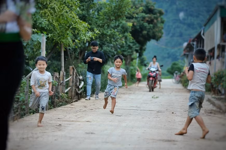 Children in the mountainous region do not have many places for entertainment like those in the city. They often gather together to play hide and seek. Despite the lack of material possessions, ethnic children remain innocent with their friendly eyes and optimistic smile on their face, expressing an inner joy that seems boundless. While not attending school, local children turn paths into their playgrounds. Tourism has become a considerable source of income helping to improve local living standards in the locality. Apart from enjoying scenic landscapes and local food, travellers can immerse themselves in daily activities like farming, gardening, making dumplings and weaving cloth. (Photo: VietnamPlus)