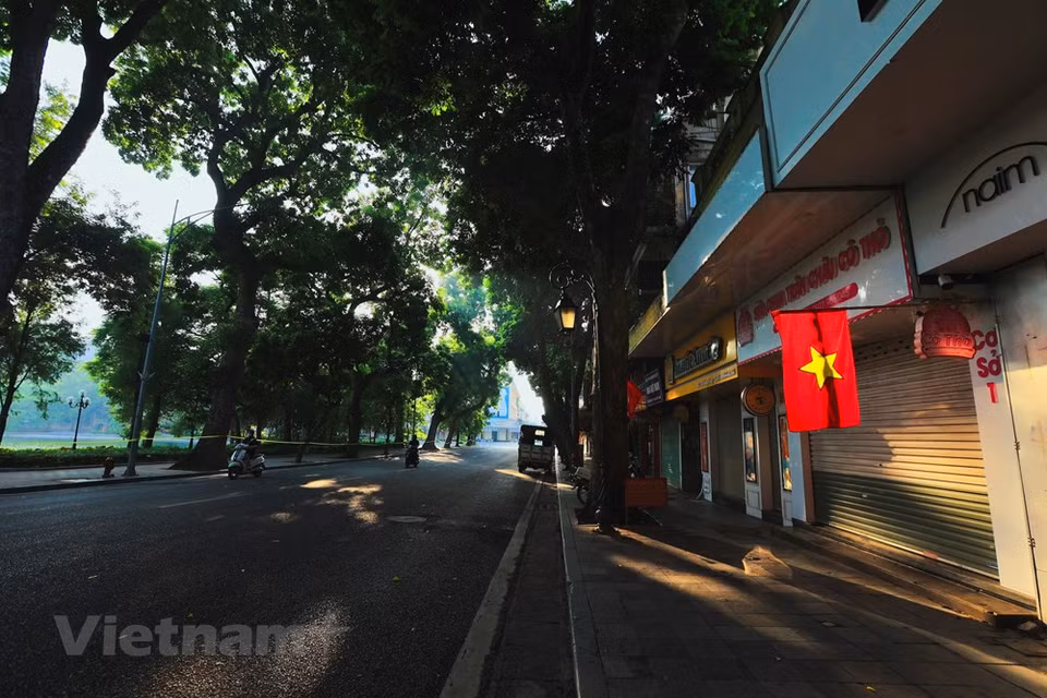 Perhaps autumn is the most pleasant weather of the year in Hanoi, when the sun is no longer to harsh. That thing brings chilly winds that are very gentle, easing the sultry of last summer but not making people feel cold. The golden sunlight in Hanoi is also impressive. The sunshine of the early morning is beautiful and dreamy, dying a fresh colour on the ancient and gentle features of the capital. Not only Hanoians but also the tourists are also easy to fall in love with the specialties of the autumn sun. Autumn in Hanoi changes into new clothes, yellow leaves falling down to bring a romantic look, fondly walking through each street. (Photo: Minh Son/Vietnamplus)