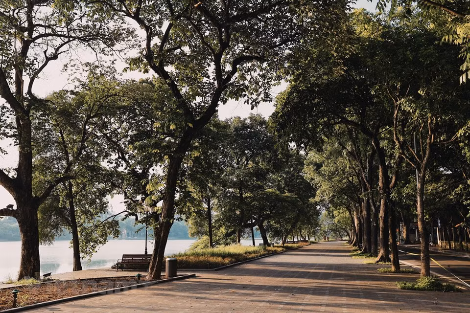 The area around Hoan Kiem lake at 7am is nearly empty as people are practising social distancing measures under Directive 16 of the Government. Hanoi will extend social distancing measures until 6am on September 6 to prevent the spread of COVID-19, especially during the National Day holiday (September 2). According to Dispatch No.19 signed on August 21 by Chairman of the Hanoi People’s Committee Chu Ngoc Anh, the anti-pandemic work will also be strengthened at wholesale markets, shopping centres, supermarkets and convenience stores. The Chairman asked resident, agencies, organisations and businesses to continue strictly implementing the social distancing rules following the city Chairman’s Directive 17. Depending on the pandemic’s developments in the locality, chairmen of people’s committees of districts and towns can adopt more drastic measures to prevent the spread of the coronavirus in a timely manner. (Photo: Minh Son/Vietnamplus)