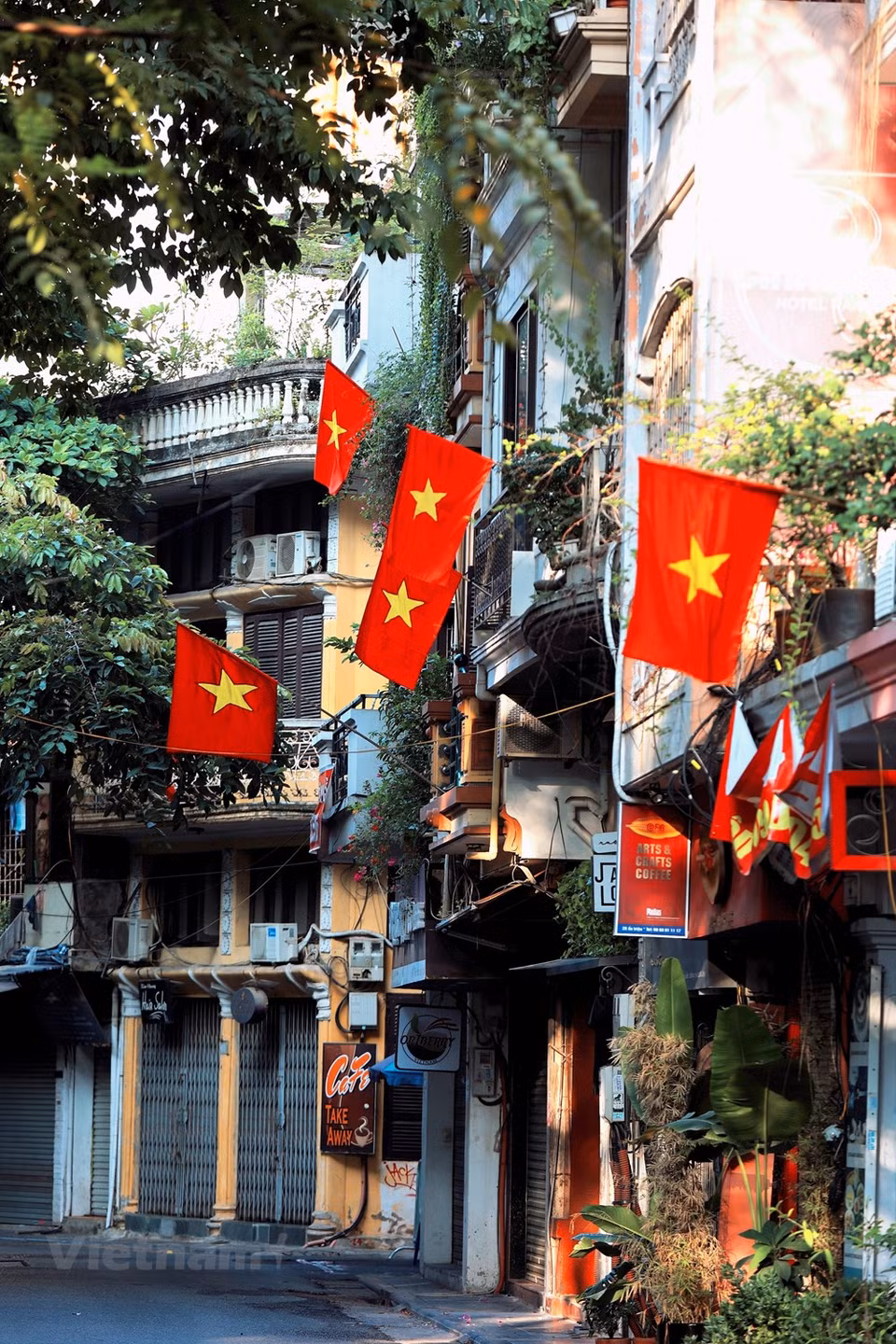 Many families hang national flag to celebrate the National Day, September 2. The day marks Vietnam’s declaration of independence from France on this day in 1945. It is the national holiday of Vietnam. In 2021, people in Vietnam can enjoy four days off from Thursday to Sunday (Sept. 2-Sept. 5), but in the situation of Covid-19, which could lead to threats of spreading infections if they travel and gather together in one place, so Prime Minister Pham Minh Chinh has asked all localities to ensure that people don’t form crowds anywhere. Cities and provinces that are applying social distancing measures must strictly make people stay where they are, guarantee absolutely no crowd gathering, prevent people from going out on the streets as much as possible, and strictly handle any violations, the Prime Minister ordered. (Photo: Minh Son/Vietnamplus)