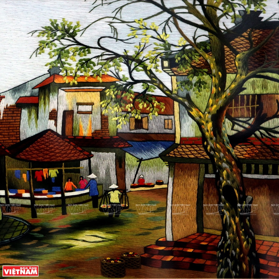 The major artworks of Quat Dong village feature many familiar images of Vietnam, including banyan trees, a river wharf, and scenic spots such as One Pillar pagoda, Ngoc Son temple, Hong Thai communal house and Hue’s imperial city. (Photo: VNP/VNA)