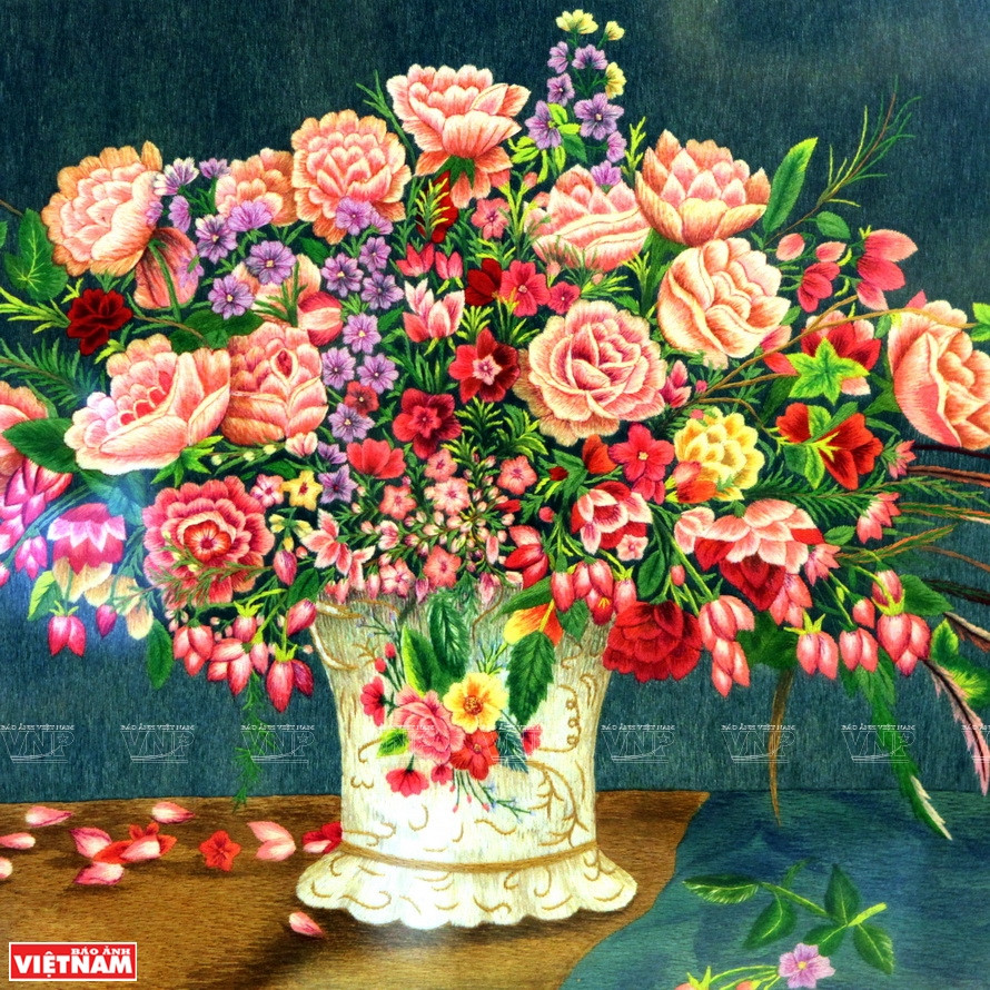 The major artworks of Quat Dong village feature many familiar images of Vietnam, including banyan trees, a river wharf, and scenic spots such as One Pillar pagoda, Ngoc Son temple, Hong Thai communal house and Hue’s imperial city. (Photo: VNP/VNA)