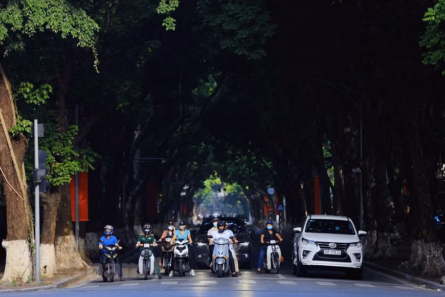 For many people, autumn is the best time to visit and enjoy Hanoi. During the season, Hanoi puts on a romantic and charming outfit thanks to the nice weather, the falling yellow trees, the nice delicious food. However, this year, the whole city is going through a social distancing order which has made autumn in the capital more special. Autumn makes Hanoi even more beautiful! Waking around Hanoi at dawn in the cool autumn air, tourists will see many bicycles carrying white and yellow daisies from the outskirts to sell inside the city. There are many kinds of flowers in Hanoi’s autumn; they are purchased by various means from simple vendor’s bicycles to mobile trolleys. (Photo: Minh Son/ Vietnamplus)