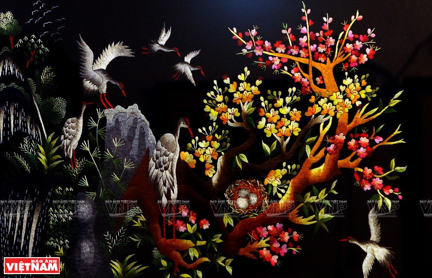 The major artworks of Quat Dong village feature many familiar images of Vietnam, including banyan trees, a river wharf, and scenic spots such as One Pillar pagoda, Ngoc Son temple, Hong Thai communal house and Hue’s imperial city. (Photo: VNP/VNA)