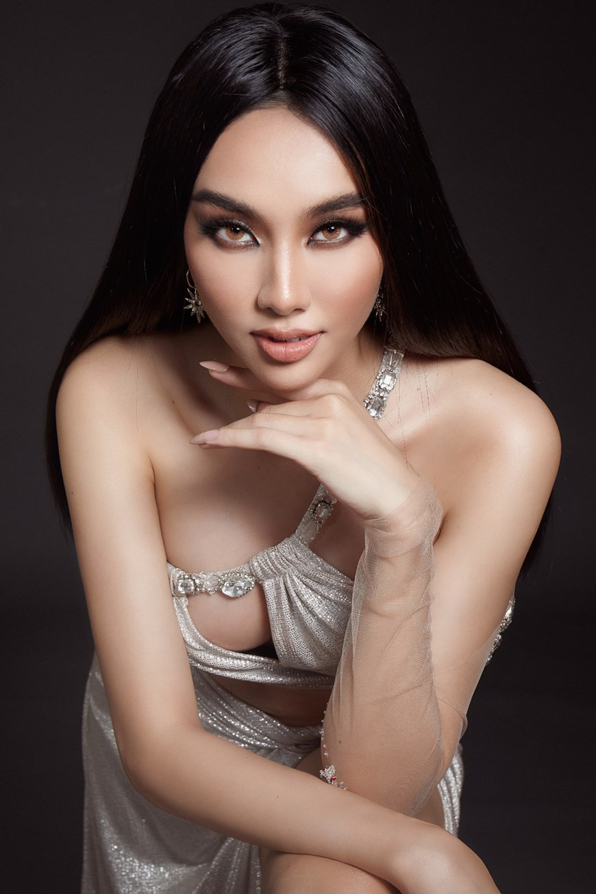 Vietnamese beauty Nguyen Thuc Thuy Tien said she decided to pick on “Angel” as the national costume at the Miss Grand International 2021. Tien officially received the Miss Grand Vietnam 2021 ribbon from her predecessor, runner-up Ngoc Thao, to attend the Miss Grand International 2021 to be held in Phuket, Thailand, in December. Talking about the meaning of the newly-chosen national costume, she said the angel is soft but also very brave and persistent in the fight against COVID-19. “This design exploits the characteristics of the ao dai (long dress) and depicting the resilience and strength of Vietnam in the fight against the epidemic,” she said. Stylist Louis, who supports Tien in preparing outfits for the contest, said he planned to prepare 40 sets of costume within 17 days of the competition for her with sexy image orientation, showing off the advantages of curves through body-hugging or cut-out dresses. (Photo: Vietnamplus)