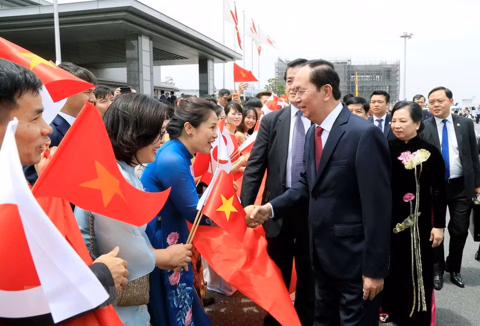 President Tran Dai Quang is welcomed at the airport (Source: VNA)