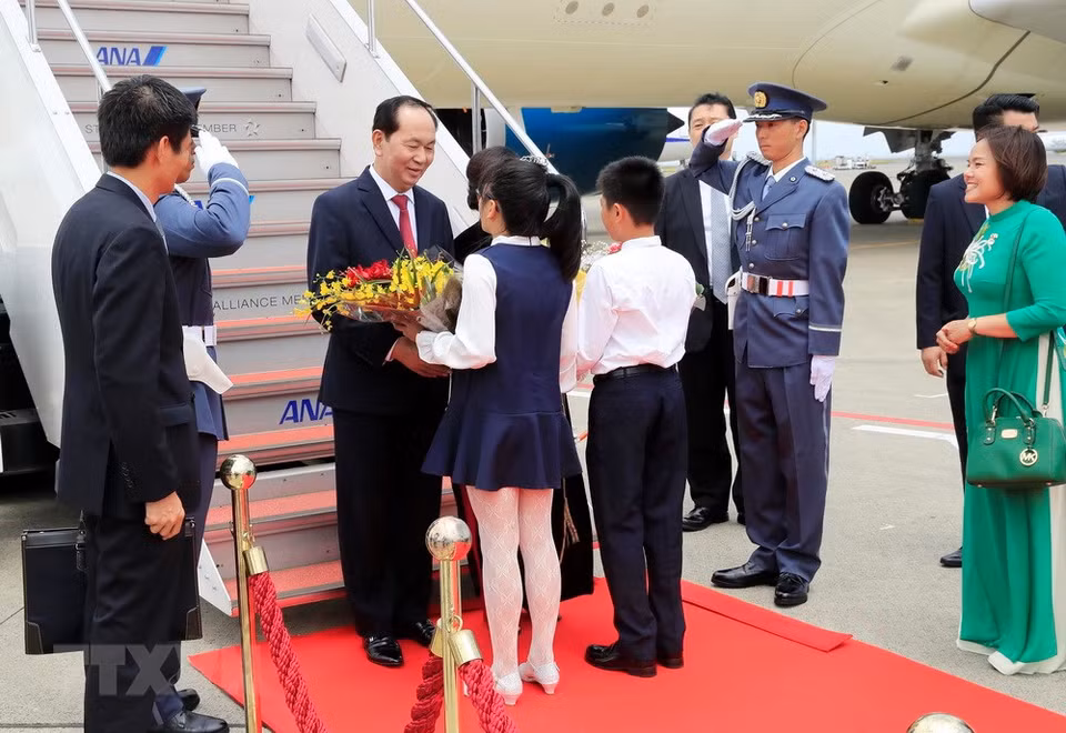 A welcome ceremony is held for President Tran Dai Quang and his spouse at Haneda airport (Source: VNA)