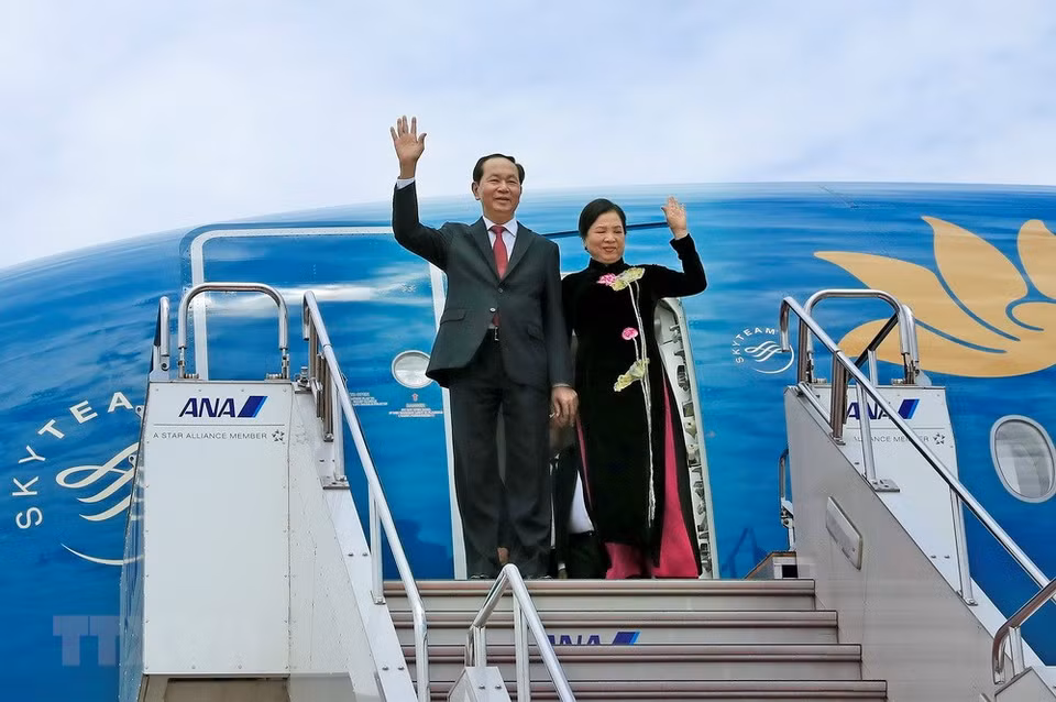President Tran Dai Quang and his spouse at Haneda airport, Tokyo (Source: VNA)