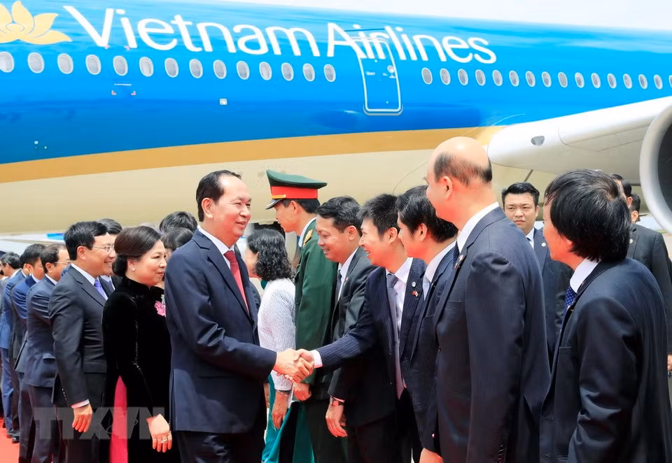 President Tran Dai Quang is welcomed by Vietnamese embassy staff and Vietnamese people living in Japan (Source: VNA)