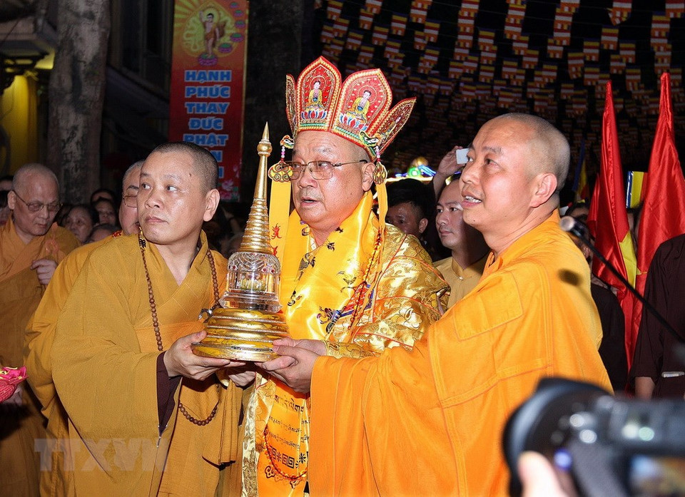 Buddhist monks carry a sarira, said to be Buddha's relics, in the procession (Source: VNA)