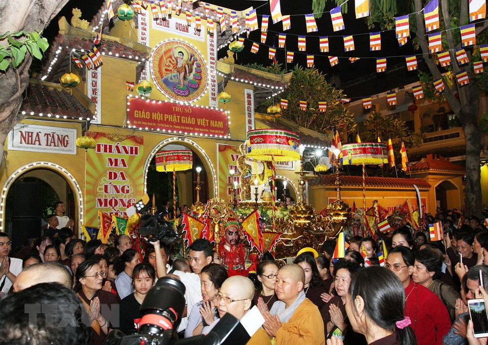 Crowds of Buddhist dignitaries and followers attend the parade (Source: VNA)