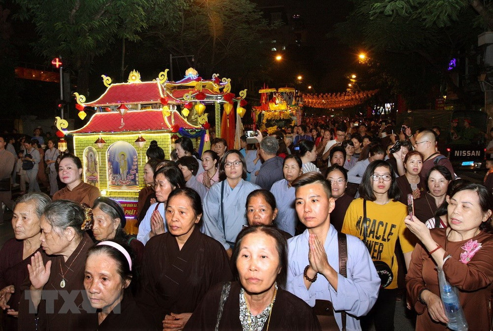 Many Buddhist followers participate in the procession (Source: VNA)