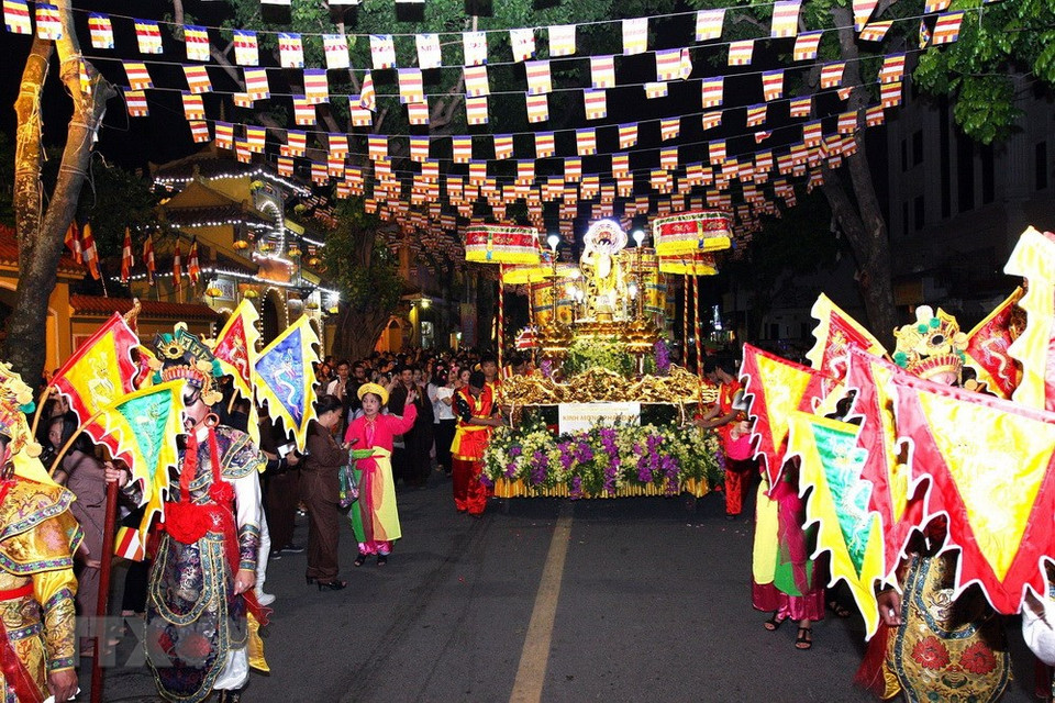 Parade of Buddha's relics on Hanoi streets around Quan Su pagoda (Source: VNA)
