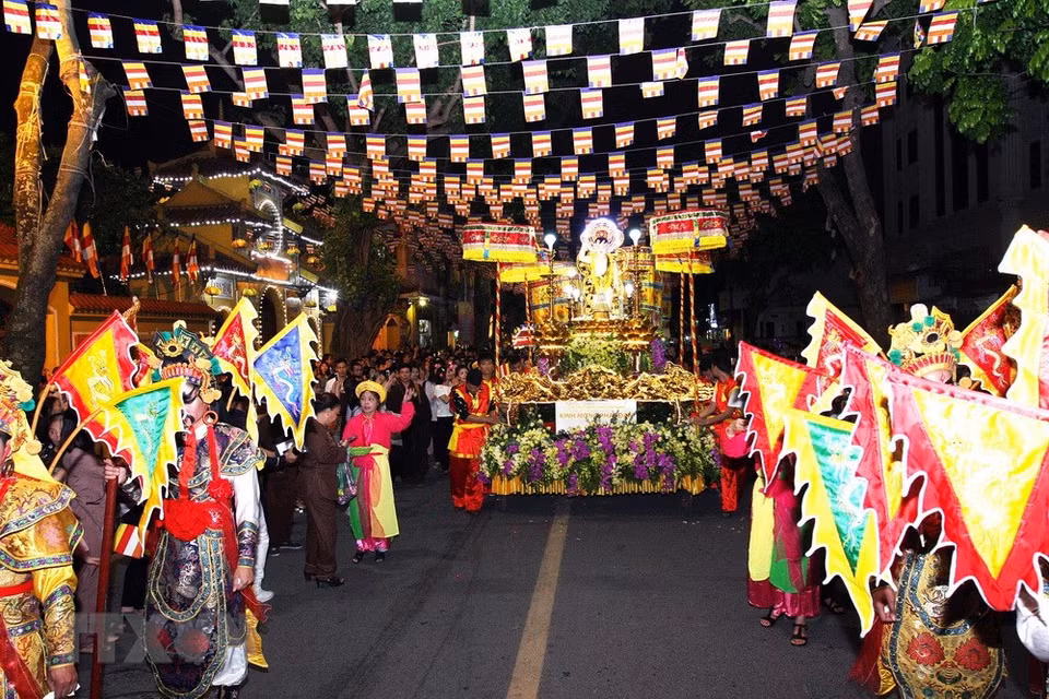 Parade of Buddha's relics on Hanoi streets around Quan Su pagoda (Source: VNA)