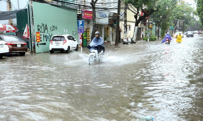 Hang Chuoi street is flooded. (Source: VNA)
