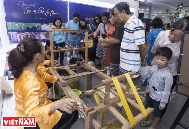 Artisans produce fine silk fabric using traditional methods (Photo:VNA)