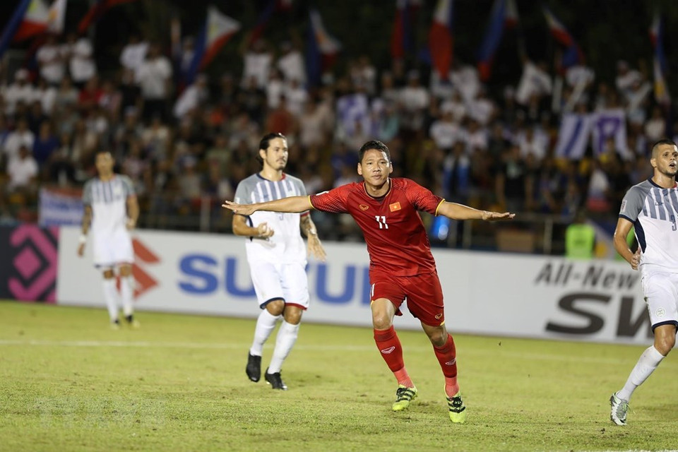 At the 12th minute, receiving a pass from Van Hau, Anh Duc heads the ball to the goal of keeper Falkesgaard, making the first score to Vietnam (Photo:VNA)