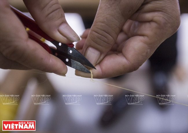 The work requires skillfulness and meticulousness (Photo:VNA)