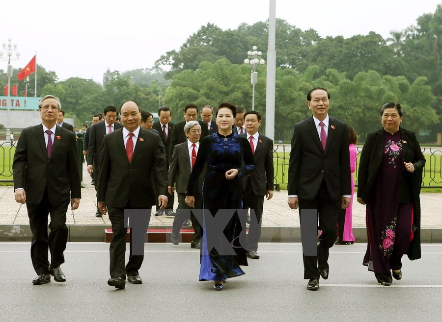 Party, State leaders and NA deputies lay floral wreaths and pay tribute to late President Ho Chi Minh at his Mausoleum prior to the meeting (Source: VNA)