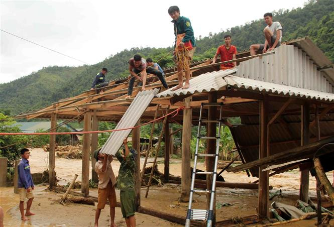 A household in Muong Te district, Lai Chau province relocate to a safe place (Photo: VNA)