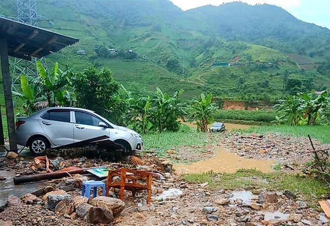 Car was swept away by the flood (Photo: VNA)