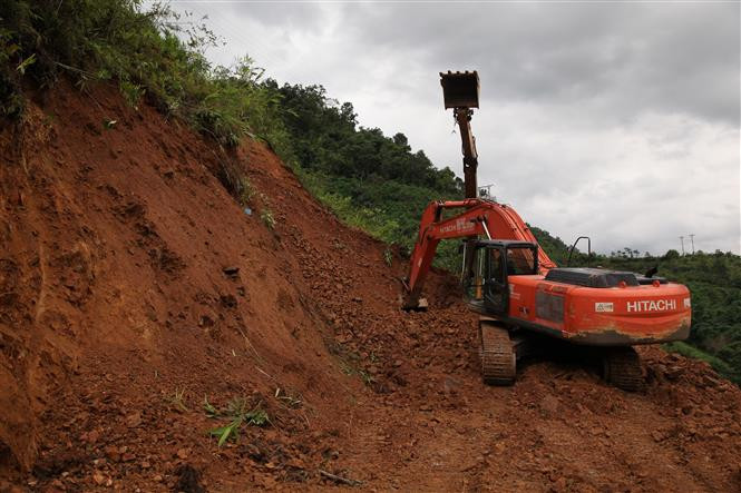 Ground leveling machines to prevent highway 4H from falling (Photo: VNA)