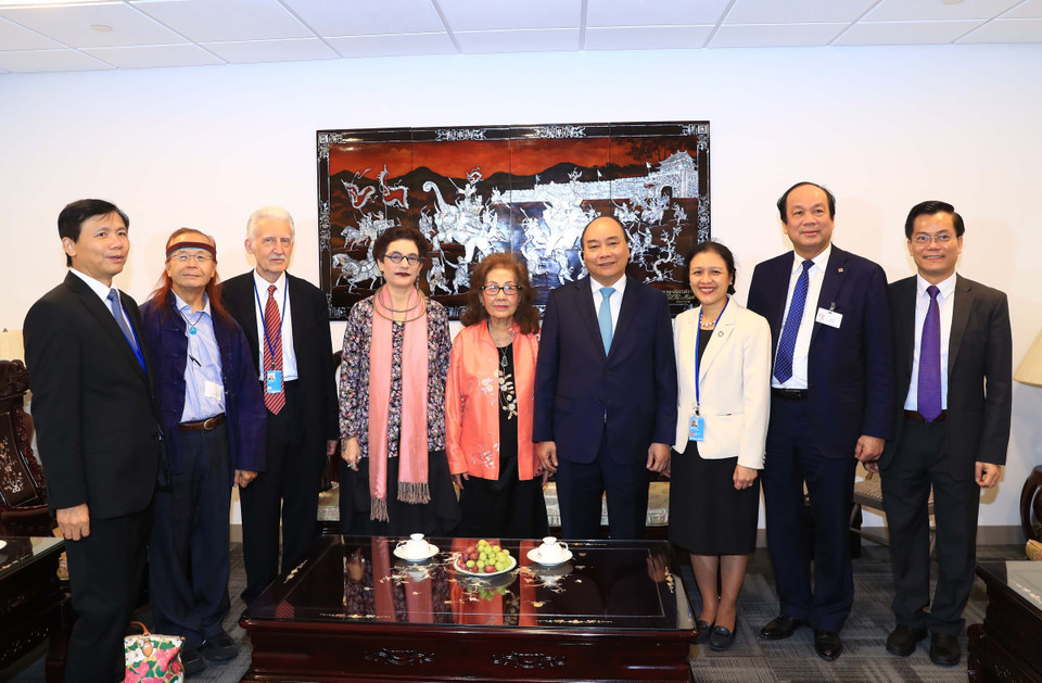 PM Nguyen Xuan Phuc, officials and US friends of Vietnam pose for a photo (Photo: VNA)