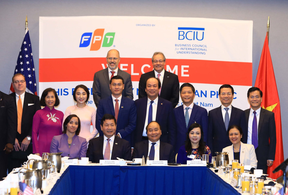 PM Nguyen Xuan Phuc (front, centre) and other participants in the seminar with US businesses on investment attraction to Vietnam in New York City on September 27 (Photo: VNA)