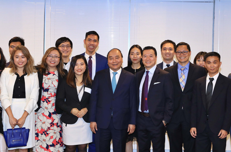 PM Nguyen Xuan Phuc also meets with representatives of the Vietnamese community in the US on September 27 (Photo: VNA)