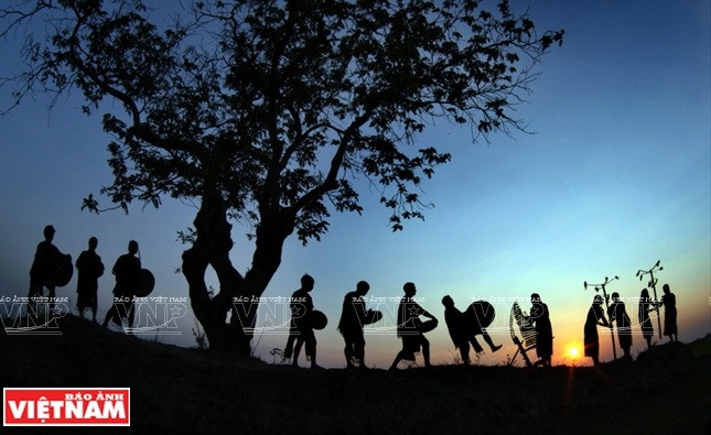 The cultural space of Tay Nguyen gong spreads over five provinces, including Kon Tum, Gia Lai, Dak Lak, Dak Nong and Lam Dong and the masters of gong culture are the ethnic groups, including Bana, Xedang, Mnong, Caho, Romam, Ede and Giarai. ( Photo: VNP/VNA)