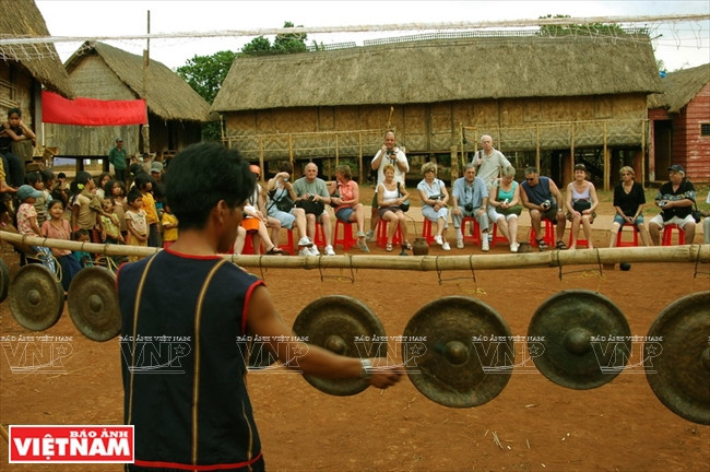 Experiencing the sound of gongs in the Central Highlands at a cultural tourism village in Gia Lai province. (Photo: VNP/VNA)
