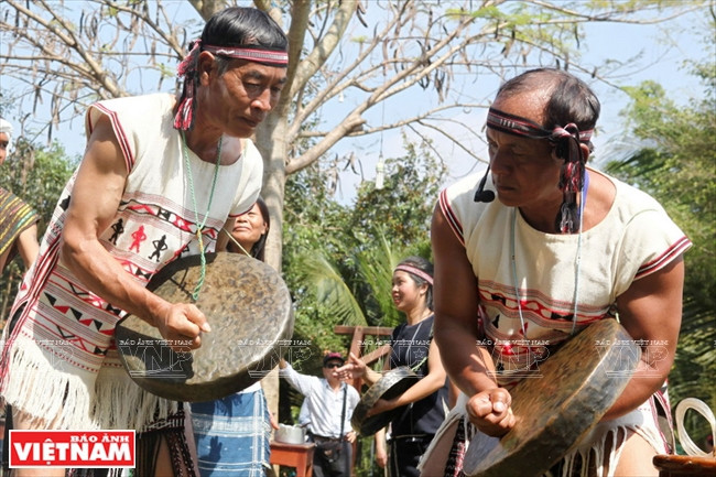 A Gong duet performance of Xe Dang ethnic in a ceremony on setting up water pipes. (Photo: VNP/VNA)