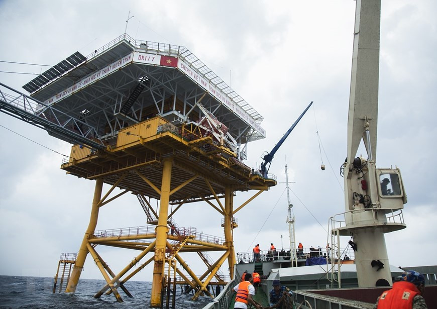 Crane is used for transporting Tet gifts to the platform. (Photo: VNA)