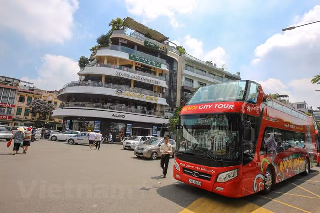 In the weekend, as the pedestrian streets open, the route changes to Hanoi Opera House – Trang Tien – Ngo Quyen – Ly Thuong Kiet – Quang Trung – Trang Thi – Dien Bien Phu – Doc Lap – Hoang Van Thu – Hung Vuong – Thanh Nien – Yen Phu – Thanh Nien - Hung Vuong – Phan Dinh Phung - Hoang Dieu – Le Hong Phong – Hung Vuong – Nguyen Thai Hoc – Van Mieu – Quoc Tu Giam – Ton Duc Thang – Nguyen Thai Hoc – Cua Nam-Phan Boi Chau – Ly Thuong Kiet – Phan Chu Trinh – Hai Ba Trung – Le Thanh Tong – Hanoi Opera House. (Photo:VNA)