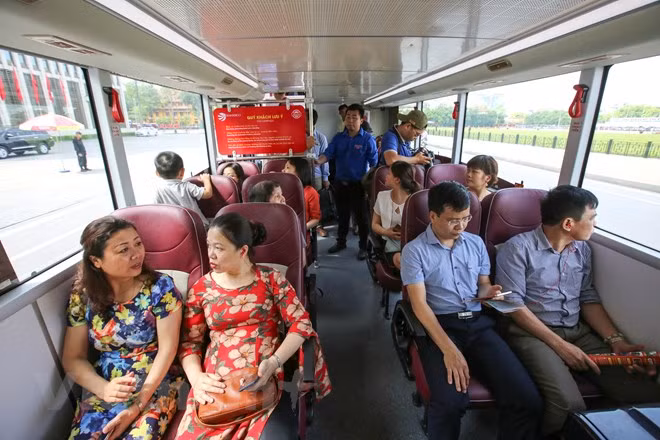 An automatic narration system in various languages such as English, Chinese, Japanese, and Korean is also installed in the buses, giving visitors an overall insight of over 30 most typical tourist attractions of the city. (Photo: VNA)