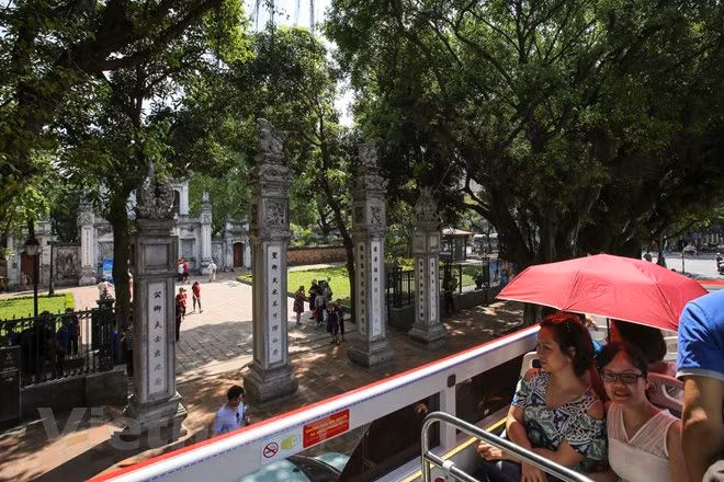 Route 01 departs from the Dong Kinh Nghia Thuc Square near Hoan Kiem Lake, passing Le Thai To – Trang Thi- Dien Bien Phu – Doc Lap – Hoang Van Thu – Hung Vuong – Thanh Nien – Yen Phu – Thanh Nien – Hung Vuong – Phan Dinh Phung - Hoang Dieu – Le Hong Phong – Hung Vuong – Nguyen Thai Hoc – Van Mieu – Quoc Tu Giam – Ton Duc Thang – Nguyen Thai Hoc – Cua Nam - Phan Boi Chau – Ly Thuong Kiet – Phan Chu Trinh – Hai Ba Trung – Le Thanh Tong – Trang Tien - Dinh Tien Hoang and ends at the bus station (starting point). (Photo: VNA) 