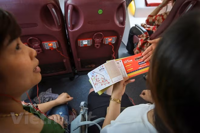 Ticket price is 300,000 VND (13.2 USD) for a four-hour tour, 450,000 VND (19.8 USD) for 24 hours and 650,000 (28.6) for 48 hours. (Photo: VNA)