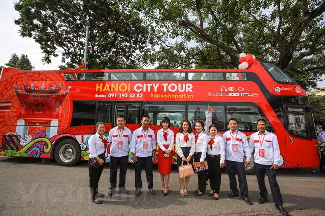 The bus crew is ready for their first day at work (Photo: VNA)