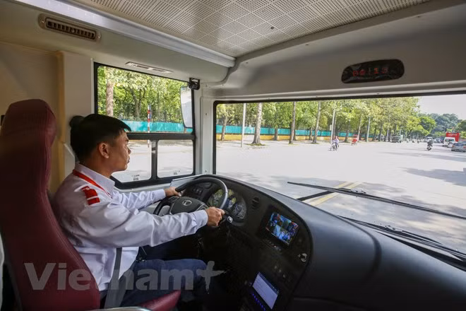 The operation time of the service is from 9:00 to 18:10. One bus will depart in every 30 minutes. (Photo: VNA) 